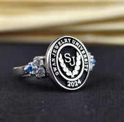 Elegant university ring with a set stone, crafted for women in high-quality silver. Ideal as a graduation keepsake, this ring represents pride and accomplishment.